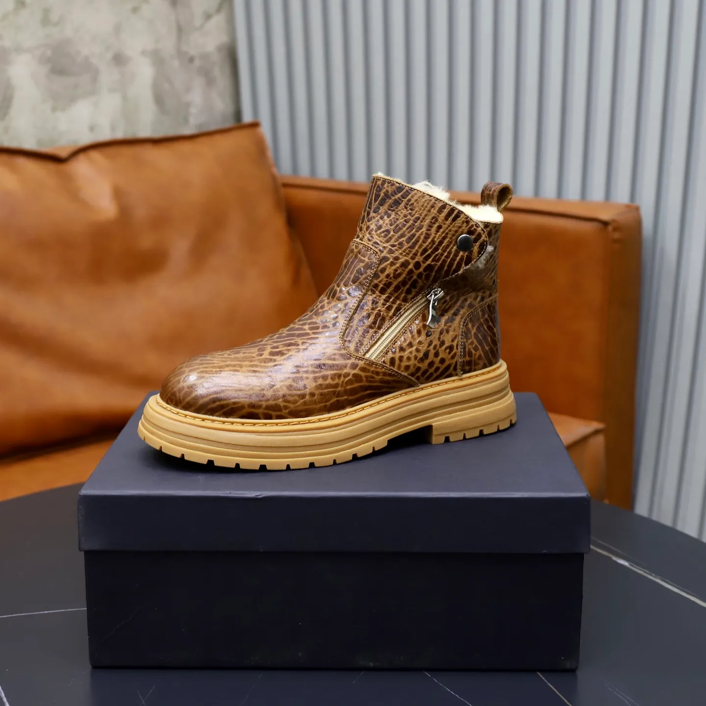 Ex-factory price: 680💰Thick wool imported from Australia Brand: UGG genuine purchasing agent Size: 38-44 (customized in 45) Grade: Official website 1:1 Material: First-layer genuine leather waterproof and antifreeze upper Real wool lining Original non-slip Soft wear-resistant outsole Style category: Men's casual shoes Trendy style Comfortable on the feet Color: Official website color synchronization